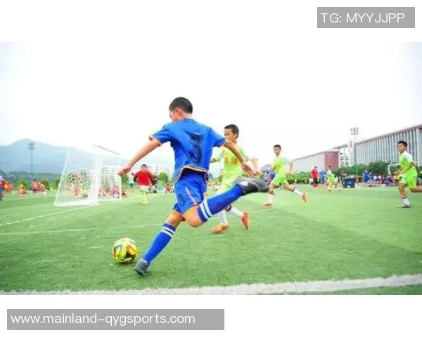 我想用英语表达我想去踢足球的意思该怎么说